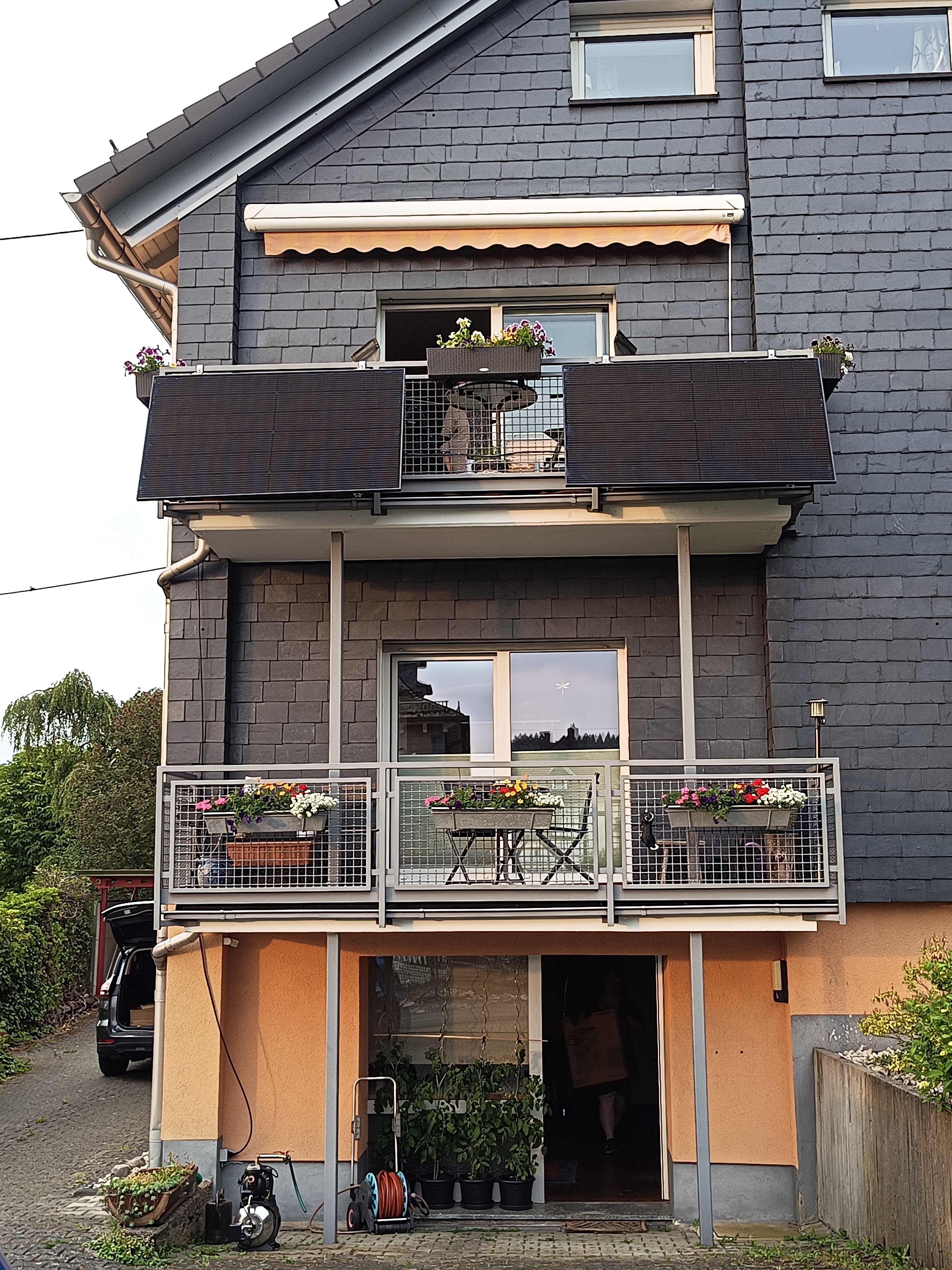 Balkonkraftwerk 740Wp montiert an einem Balkon mit Schrägstellung der Module