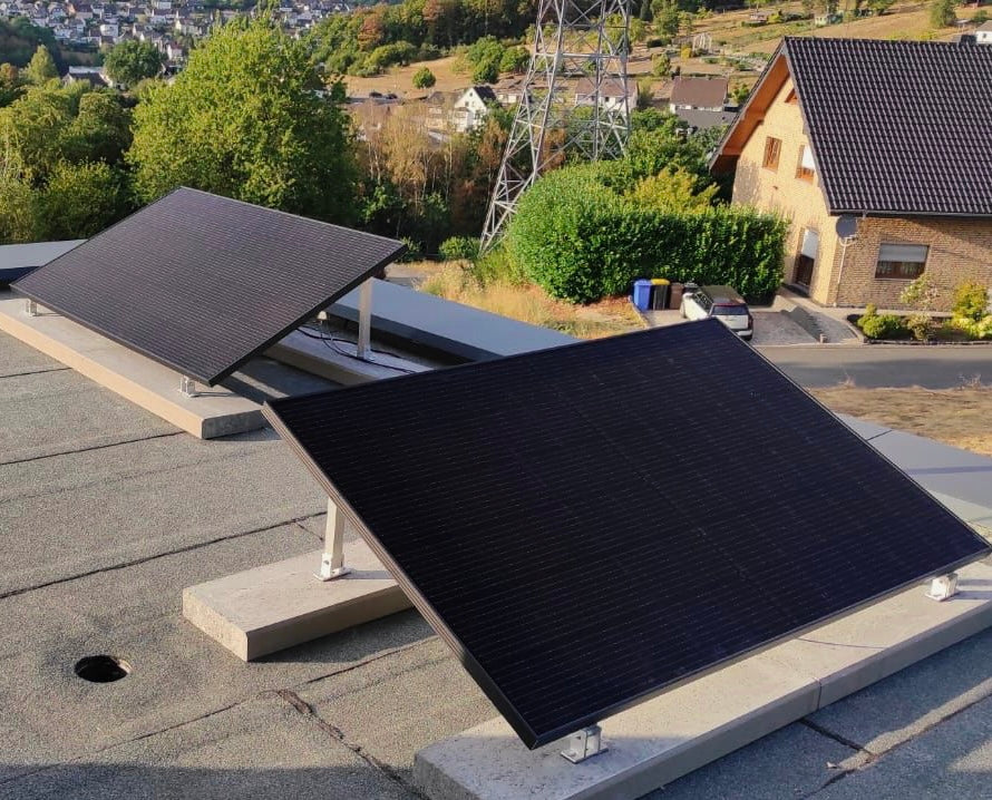 Balkonkraftwerk mittels Aufständerung auf Garage platziert. Süd-West Ausrichtung für idealen Ertrag.