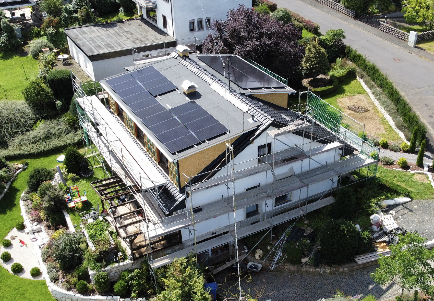 Installation einer 12kWp Anlage mit 30 JA-Solar Full-Black Modulen, Huawei Sun Wechselrichter und 10kWh Huawei Luna Speicher
